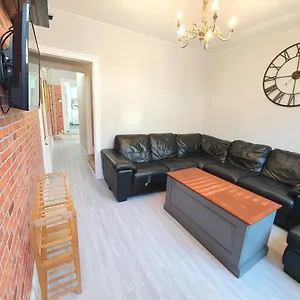 Holiday home Victorian Home, 3br, Airport, M1, 6 Beds, Sleeps 12, Luton (Bedfordshire)