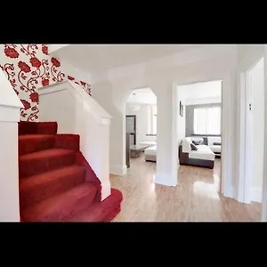Holiday home Mansion 8 Bedrooms In Private Gated Ave Huge Garden Hot Tub Free Sauna Up To 23, Luton (Bedfordshire)